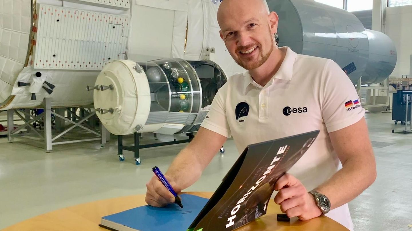 Im Europäischen Astronautenzentrum (EAC) in Köln signiert Alexander Gerst das Buch "Horizonte – Warum wir entdecken"