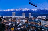 Blick auf das winterliche Grenoble und die Seilbahn