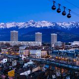Blick auf das winterliche Grenoble und die Seilbahn