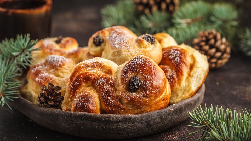 Lussekatter in einer Schale Lussekatter in einer Schale