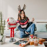 Gut gekaut ist halb verdaut - diesen Zusammenhang kann man sich auch an den Festtagen zunutze machen. Wer gut kaut, isst langsamer. «Der Magen bekommt die Nahrung dann portionsweise. Damit kann er besser umgehen, als wenn er in kurzer Zeit mit großen Mengen gefüllt wird", sagt Mediziner Thomas von Hahn.  Dazu kommt: Beim gründlichen Kauen wird die Nahrung nicht nur zerkleinert, sondern bereits durch Enzyme - kleine Helfer im Speichel - aufgespalten. Je besser die Nahrung im Mund mit Speichel vermischt wird, desto gründlicher können die Enzyme zum Beispiel Kohlenhydrate in ihre Einzelteile zerlegen. Das nimmt dem Dünndarm, der für die Verdauung von Kohlenhydraten zuständig ist, Arbeit ab.  Gründliches Kauen kann außerdem dabei helfen, Gabel und Messer im richtigen Moment beiseitezulegen. Wie Ernährungswissenschaftlerin Seimer erklärt, setzt das Sättigungsgefühl nach rund 20 Minuten ein. Wer in dieser Zeitspanne sein Essen schnell heruntergeschlungen hat, ist dann wahrscheinlich längst bei einem drückenden Völlegefühl angekommen. «Ratsam ist in jeden Fall, zwischendurch auch Pausen einzulegen - so lecker das Essen auch schmeckt", sagt Seimer.