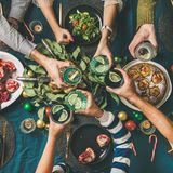 Darf's noch ein Glas Wein sein? Diese Frage sollte man an Weihnachten, auch der Verdauung zuliebe, besser auch mal mit «Nein, danke" beantworten. «Die Kombination aus Alkohol und einem vollen Magen ist für die Verdauung eine Belastung", sagt von Hahn.  Der Alkohol hemmt die Magenmuskulatur, so dass die Nahrung länger dort bleibt und es langsamer vorangeht. Aus diesem Grund rät der Arzt vom Verdauungsschnaps ab: «Der hat höchstens eine Placebo-Wirkung." Besser ist es, zu alkoholfreien Getränken zu greifen.  Melden sich bereits Beschwerden, kann die Wahl des richtigen Getränks sogar für Linderung sorgen. Bei Sodbrennen kann Milch oder lauwarmes Leitungswasser helfen - beides verdünnt den Magensaft, so dass der Säuregehalt sinkt. Fenchel-Anis-Kümmel-Tee ist eine gute Wahl, um Völlegefühl, leichte Bauchkrämpfe oder Blähungen zu besänftigen.