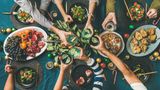 Darf's noch ein Glas Wein sein? Diese Frage sollte man an Weihnachten, auch der Verdauung zuliebe, besser auch mal mit «Nein, danke" beantworten. «Die Kombination aus Alkohol und einem vollen Magen ist für die Verdauung eine Belastung", sagt von Hahn.  Der Alkohol hemmt die Magenmuskulatur, so dass die Nahrung länger dort bleibt und es langsamer vorangeht. Aus diesem Grund rät der Arzt vom Verdauungsschnaps ab: «Der hat höchstens eine Placebo-Wirkung." Besser ist es, zu alkoholfreien Getränken zu greifen.  Melden sich bereits Beschwerden, kann die Wahl des richtigen Getränks sogar für Linderung sorgen. Bei Sodbrennen kann Milch oder lauwarmes Leitungswasser helfen - beides verdünnt den Magensaft, so dass der Säuregehalt sinkt. Fenchel-Anis-Kümmel-Tee ist eine gute Wahl, um Völlegefühl, leichte Bauchkrämpfe oder Blähungen zu besänftigen.