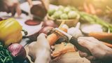 Schon bei der Menüplanung fürs Fest sollte man im wörtlichen Sinne auf sein Bauchgefühl hören. "Hat man im vergangenen Jahr den Gänsebraten von Oma nicht gut vertragen, kann es hilfreich sein, sich bei der Planung abzusprechen und für dieses Jahr nach einer Alternative zu suchen", sagt Thomas von Hahn.  Auch abseits von der Essensplanung lässt sich mit einer guten Vorbereitung der Darm entlasten. Denn: Beschwerden kommen längst nicht immer allein vom fettigen Fleisch, den Bohnen als Beilage oder der bloßen Menge der Mahlzeiten. "Magen-Darm-Beschwerden haben oft auch eine psychische Komponente, zum Beispiel Stress", erklärt von Hahn. "Ratsam ist also auch, sich vorab zu überlegen, wie man Weihnachten möglichst entspannt gestalten kann."