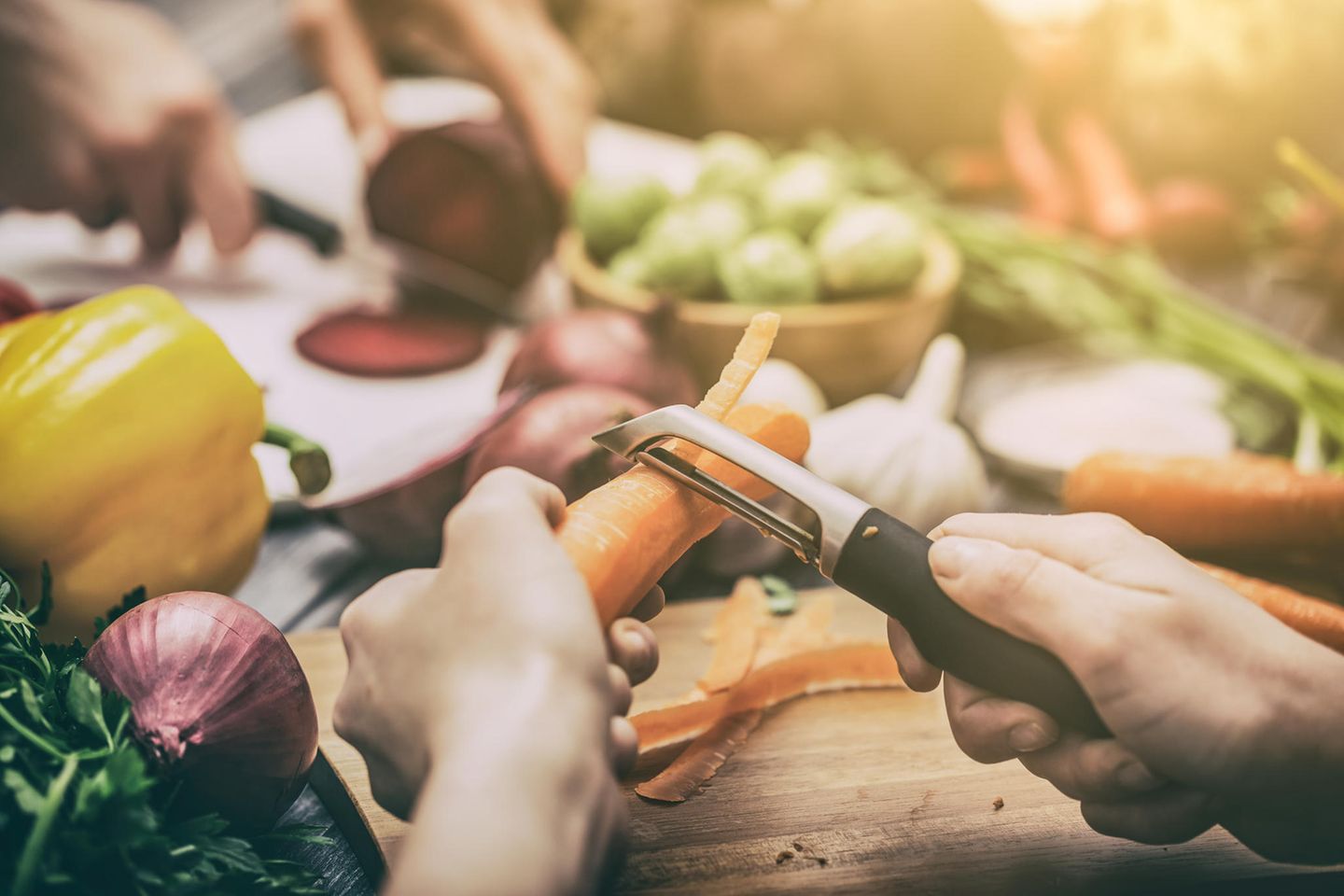 Schon bei der Menüplanung fürs Fest sollte man im wörtlichen Sinne auf sein Bauchgefühl hören. "Hat man im vergangenen Jahr den Gänsebraten von Oma nicht gut vertragen, kann es hilfreich sein, sich bei der Planung abzusprechen und für dieses Jahr nach einer Alternative zu suchen", sagt Thomas von Hahn.  Auch abseits von der Essensplanung lässt sich mit einer guten Vorbereitung der Darm entlasten. Denn: Beschwerden kommen längst nicht immer allein vom fettigen Fleisch, den Bohnen als Beilage oder der bloßen Menge der Mahlzeiten. "Magen-Darm-Beschwerden haben oft auch eine psychische Komponente, zum Beispiel Stress", erklärt von Hahn. "Ratsam ist also auch, sich vorab zu überlegen, wie man Weihnachten möglichst entspannt gestalten kann."