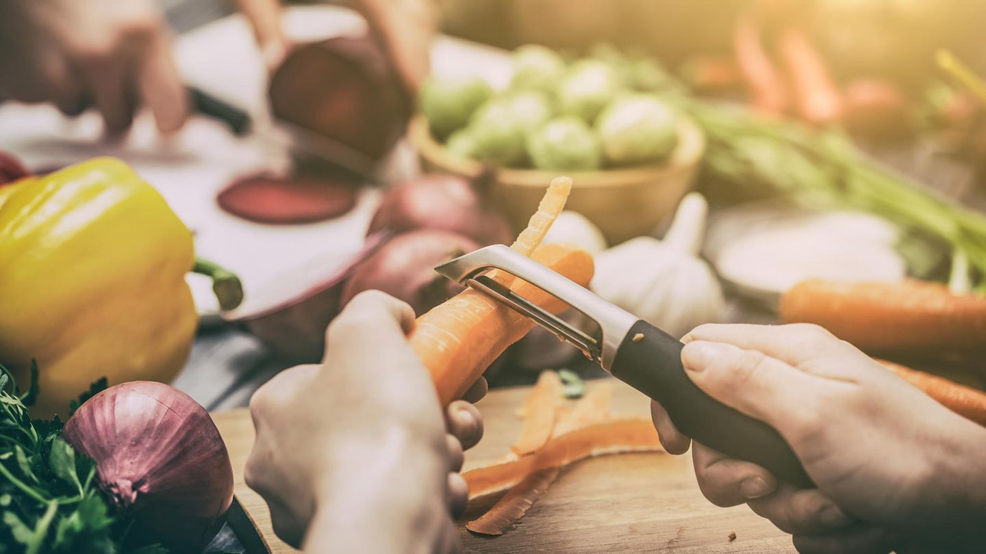 Schon bei der Menüplanung fürs Fest sollte man im wörtlichen Sinne auf sein Bauchgefühl hören. "Hat man im vergangenen Jahr den Gänsebraten von Oma nicht gut vertragen, kann es hilfreich sein, sich bei der Planung abzusprechen und für dieses Jahr nach einer Alternative zu suchen", sagt Thomas von Hahn.  Auch abseits von der Essensplanung lässt sich mit einer guten Vorbereitung der Darm entlasten. Denn: Beschwerden kommen längst nicht immer allein vom fettigen Fleisch, den Bohnen als Beilage oder der bloßen Menge der Mahlzeiten. "Magen-Darm-Beschwerden haben oft auch eine psychische Komponente, zum Beispiel Stress", erklärt von Hahn. "Ratsam ist also auch, sich vorab zu überlegen, wie man Weihnachten möglichst entspannt gestalten kann."
