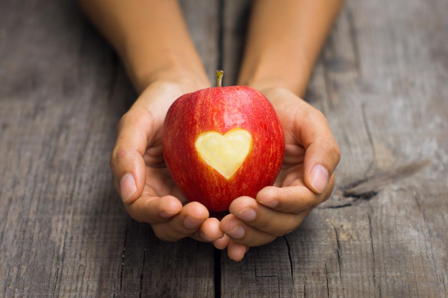 Trick 2: Regelmäßig essen – und auch mal in den Obstkorb greifen Wenn klar ist, dass an den Feiertagen groß aufgetischt wird, liegt der Gedanke nahe, das Frühstück oder eine andere Mahlzeit auch mal ausfallen zu lassen. Die Ökotrophologin Maja Seimer aus Hamburg rät aber davon ab: «Dann hat die Verdauung erst gar nichts zu tun - und dann auf einmal ganz viel", so die Ernährungswissenschaftlerin. Um Magen und Darm nicht zu überfordern, sind regelmäßige Mahlzeiten die bessere Wahl. «Zum Frühstück ist etwas Leichtverdauliches optimal. Das kann zum Beispiel ein Porridge sein", so Seimer. Hilfreich ist, ins Weihnachtsmenü eine ordentliche Portion Gemüse einzubauen und zwischendurch auch mal in den Obstkorb statt in die Plätzchendose zu greifen. Viele Menschen haben an den Festtagen die Einstellung: An Weihnachten ist alles erlaubt und jetzt sei eh alles egal, beobachtet Seimer. Für die Verdauung sei es jedoch besser, bewusste Entscheidungen zu treffen und sich zu fragen: Worauf habe ich wirklich Lust und was tut meinem Körper jetzt gut?