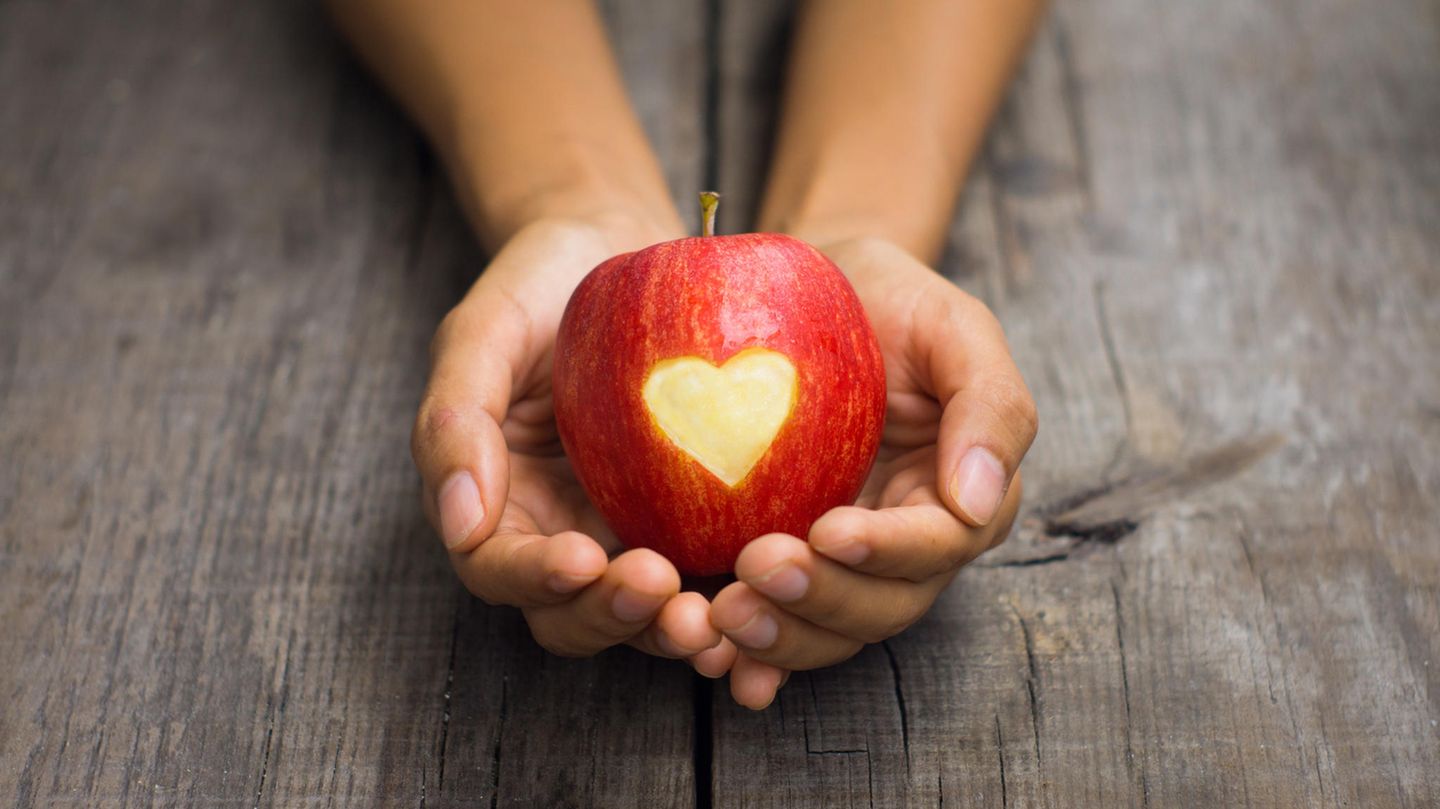 Trick 2: Regelmäßig essen – und auch mal in den Obstkorb greifen Wenn klar ist, dass an den Feiertagen groß aufgetischt wird, liegt der Gedanke nahe, das Frühstück oder eine andere Mahlzeit auch mal ausfallen zu lassen. Die Ökotrophologin Maja Seimer aus Hamburg rät aber davon ab: «Dann hat die Verdauung erst gar nichts zu tun - und dann auf einmal ganz viel", so die Ernährungswissenschaftlerin. Um Magen und Darm nicht zu überfordern, sind regelmäßige Mahlzeiten die bessere Wahl. «Zum Frühstück ist etwas Leichtverdauliches optimal. Das kann zum Beispiel ein Porridge sein", so Seimer. Hilfreich ist, ins Weihnachtsmenü eine ordentliche Portion Gemüse einzubauen und zwischendurch auch mal in den Obstkorb statt in die Plätzchendose zu greifen. Viele Menschen haben an den Festtagen die Einstellung: An Weihnachten ist alles erlaubt und jetzt sei eh alles egal, beobachtet Seimer. Für die Verdauung sei es jedoch besser, bewusste Entscheidungen zu treffen und sich zu fragen: Worauf habe ich wirklich Lust und was tut meinem Körper jetzt gut?