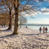 Zugegeben: An den Festtagen nicht über den Appetit hinaus zu essen, fällt mitunter schwer. Wenn es im Bauch bereits zwickt oder grummelt, kann ein Spaziergang um den Block gut tun. "Spaziergänge fördern die Peristaltik, also die Bewegung im Magen- und Darmtrakt, durch die die zu verdauende Nahrung transportiert wird", sagt Seimer.  Leichte Bauchmassagen, etwa mit Pfefferminzöl, können einen ähnlichen Effekt auf die Verdauung haben. Wer ganz faul ist, legt sich auf den Rücken und schickt seinen Atem ganz tief in den Bauch - auch das fühlt sich an wie eine kleine Massage für die Organe.  "Generell hilft es dem Verdauungstrakt, an den Feiertagen einen guten Wechsel zu finden zwischen Sitzen, Essen und Plaudern auf der einen Seite und Bewegung auf der anderen", rät Thomas von Hahn.