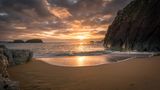 14.12.2021      "Ballintoy selber liegt schon ziemlich versteckt an der Antrimküste in Nordirland. Den "Secret Beach" kann man zum Sonnenaufgang für sich ganz allein haben. Die warmen Farben täuschen allerdings... ."      Kamera: Sony Alpha 77ii Sigma 17-35mm, f1.8  Mehr Fotos von Dani W.