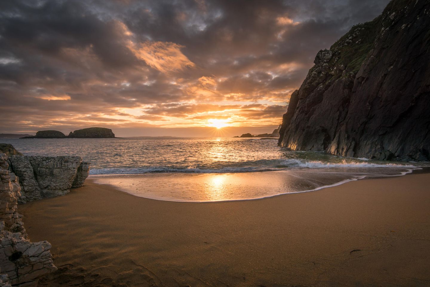14.12.2021      "Ballintoy selber liegt schon ziemlich versteckt an der Antrimküste in Nordirland. Den "Secret Beach" kann man zum Sonnenaufgang für sich ganz allein haben. Die warmen Farben täuschen allerdings... ."      Kamera: Sony Alpha 77ii Sigma 17-35mm, f1.8  Mehr Fotos von Dani W.