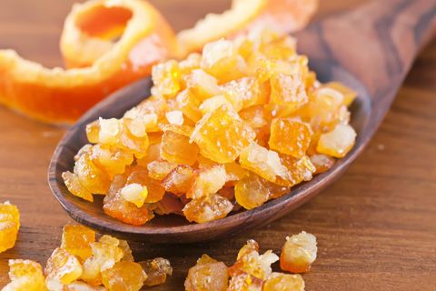 Selbstgemachtes Orangeat auf einem Holzlöffel