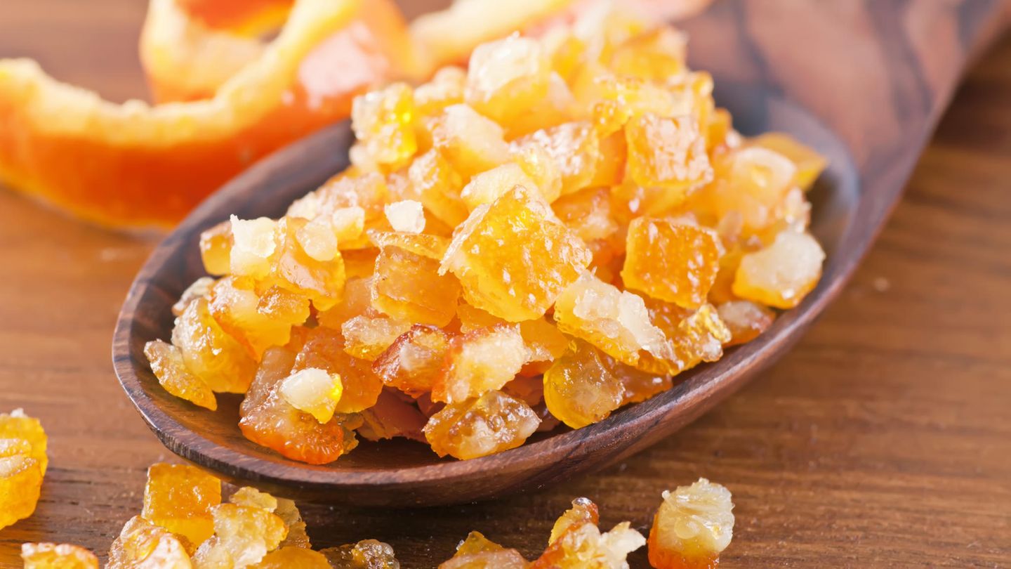 Selbstgemachtes Orangeat auf einem Holzlöffel