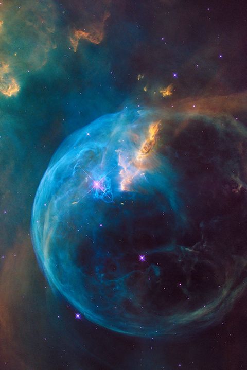 Kosmischer Kreislauf: Hier schleudert ein junger Stern (Mitte, etwa bei zehn Uhr, glitzernd) gewaltige Mengen an Gas (blau) ins All. Darunter auch Substanzen, die zuvor in seinem Inneren entstanden sind und nun als Rohmaterial für neue Himmelskörper dienen