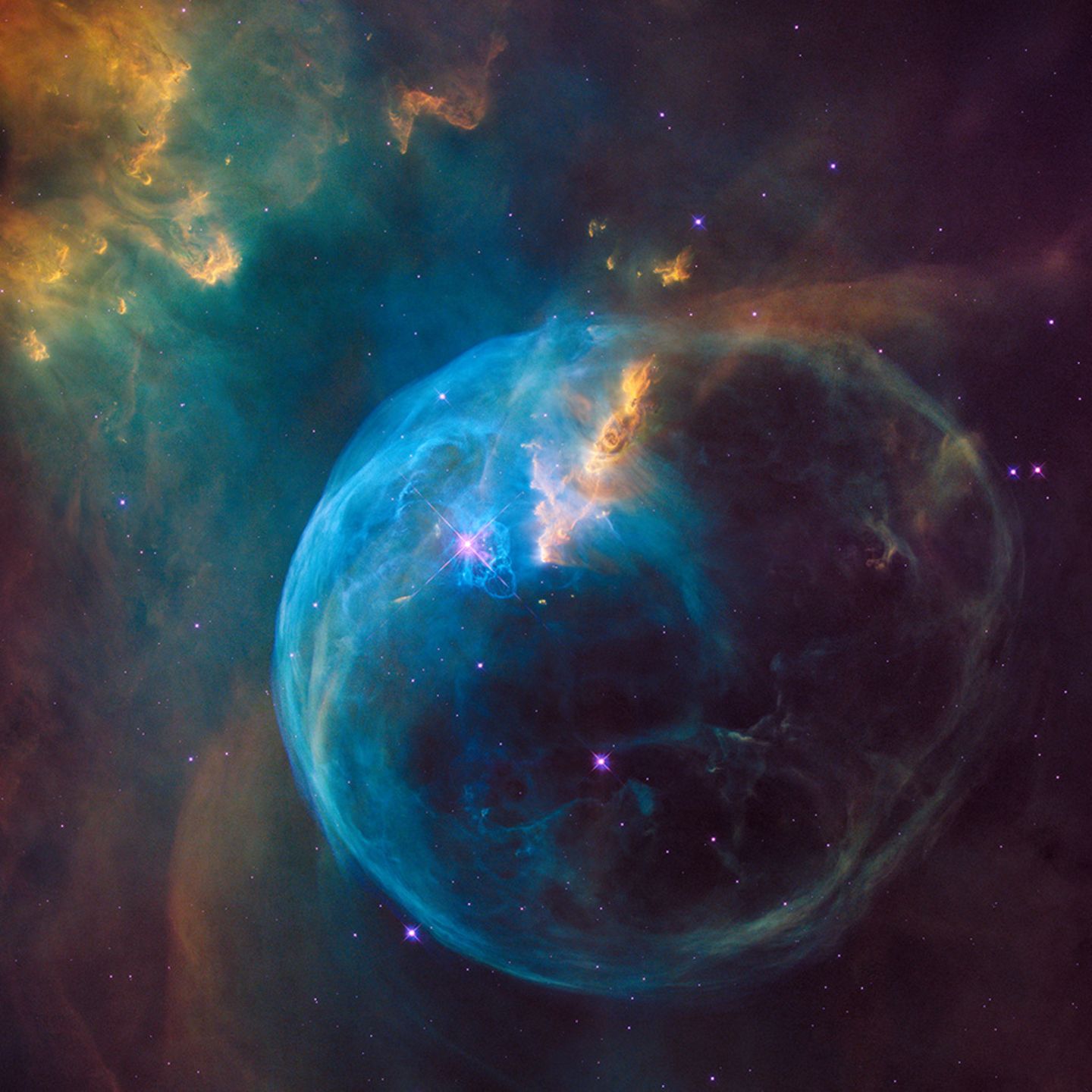 Kosmischer Kreislauf: Hier schleudert ein junger Stern (Mitte, etwa bei zehn Uhr, glitzernd) gewaltige Mengen an Gas (blau) ins All. Darunter auch Substanzen, die zuvor in seinem Inneren entstanden sind und nun als Rohmaterial für neue Himmelskörper dienen