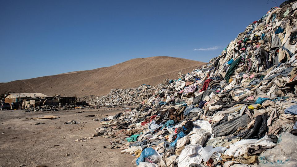 Altkleider liegen in Massen in der Atacama-Wüste