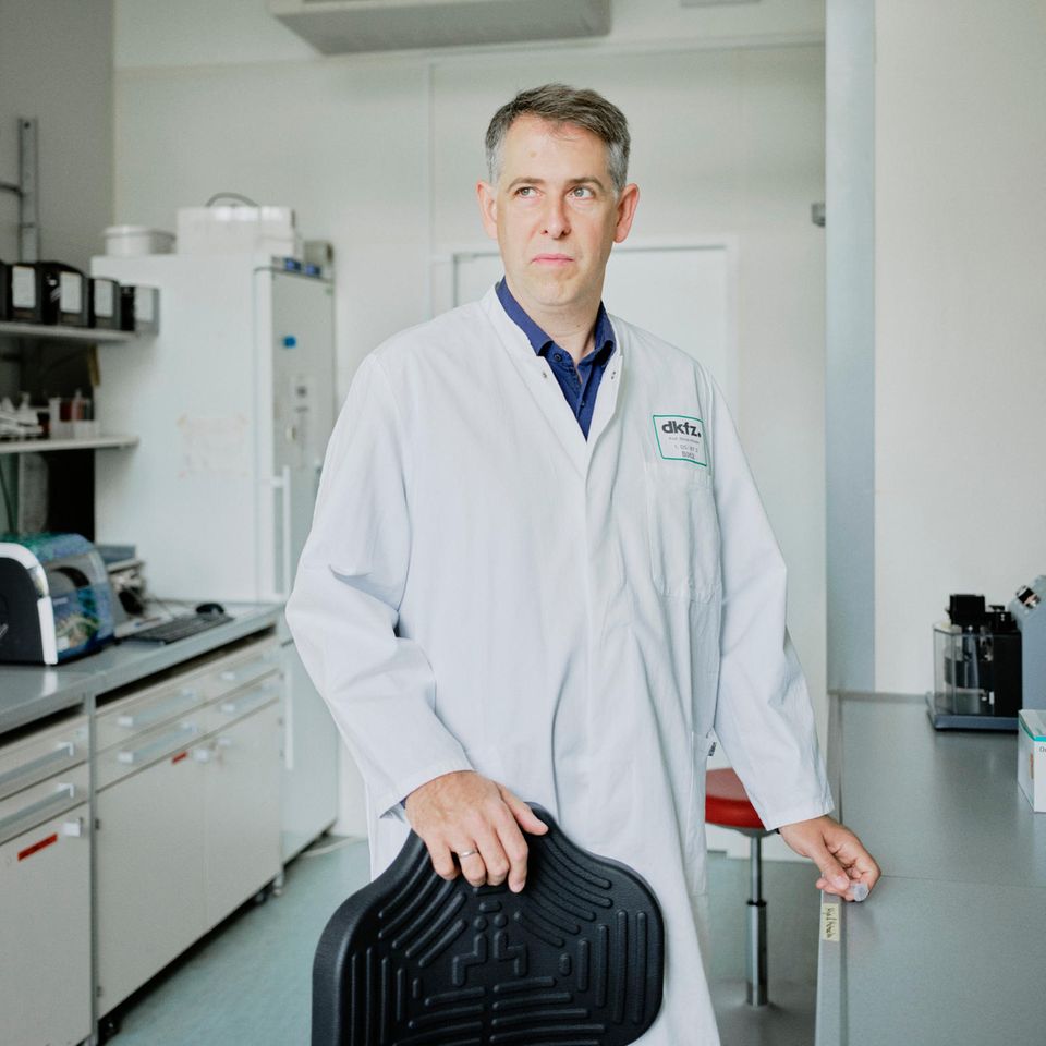 Stefan Pfister ist einer der Direktoren des Hopp-Kinder­tumorzentrums in Heidelberg. Dort werden Teile von Krebsgeschwüren im Detail untersucht