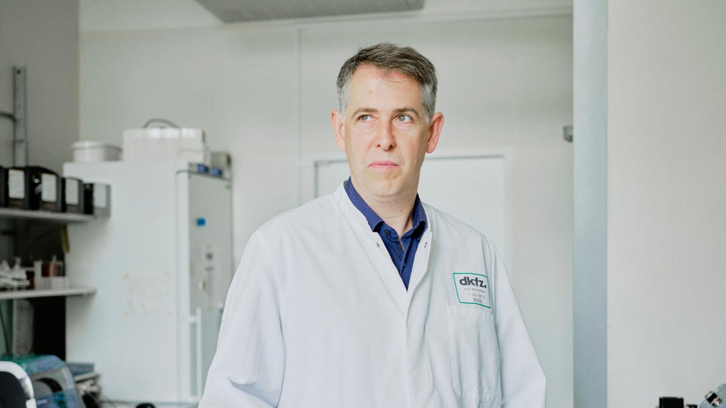 Stefan Pfister ist einer der Direktoren des Hopp-Kinder­tumorzentrums in Heidelberg. Dort werden Teile von Krebsgeschwüren im Detail untersucht