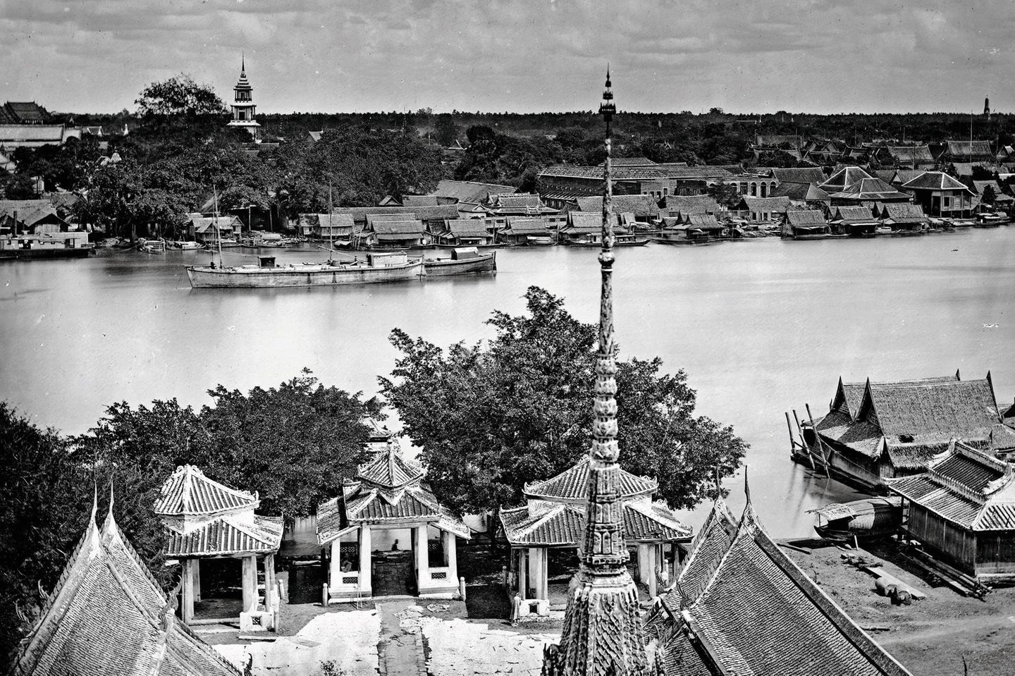 Prächtige Tempel erheben sich am festen Ufer des Chao Phraya, der Bangkok durchströmt und die zahlreichen Kanäle mit Wasser speist