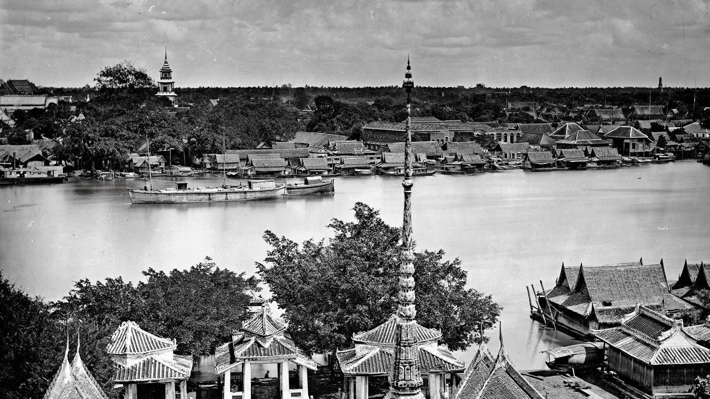 Prächtige Tempel erheben sich am festen Ufer des Chao Phraya, der Bangkok durchströmt und die zahlreichen Kanäle mit Wasser speist