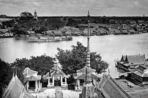 DescriptionView of Chao Phraya river from high up on Wat Arun. On the near bank are three Chinese pavilions, with (left) the roof of Ubosot Noi and (right) Vihara Noi, the Supreme Patriarch's residence, where King Mongkut resided when he was a mo... Prächtige Tempel erheben sich am festen Ufer des Chao Phraya, der Bangkok durchströmt und die zahlreichen Kanäle mit Wasser speist