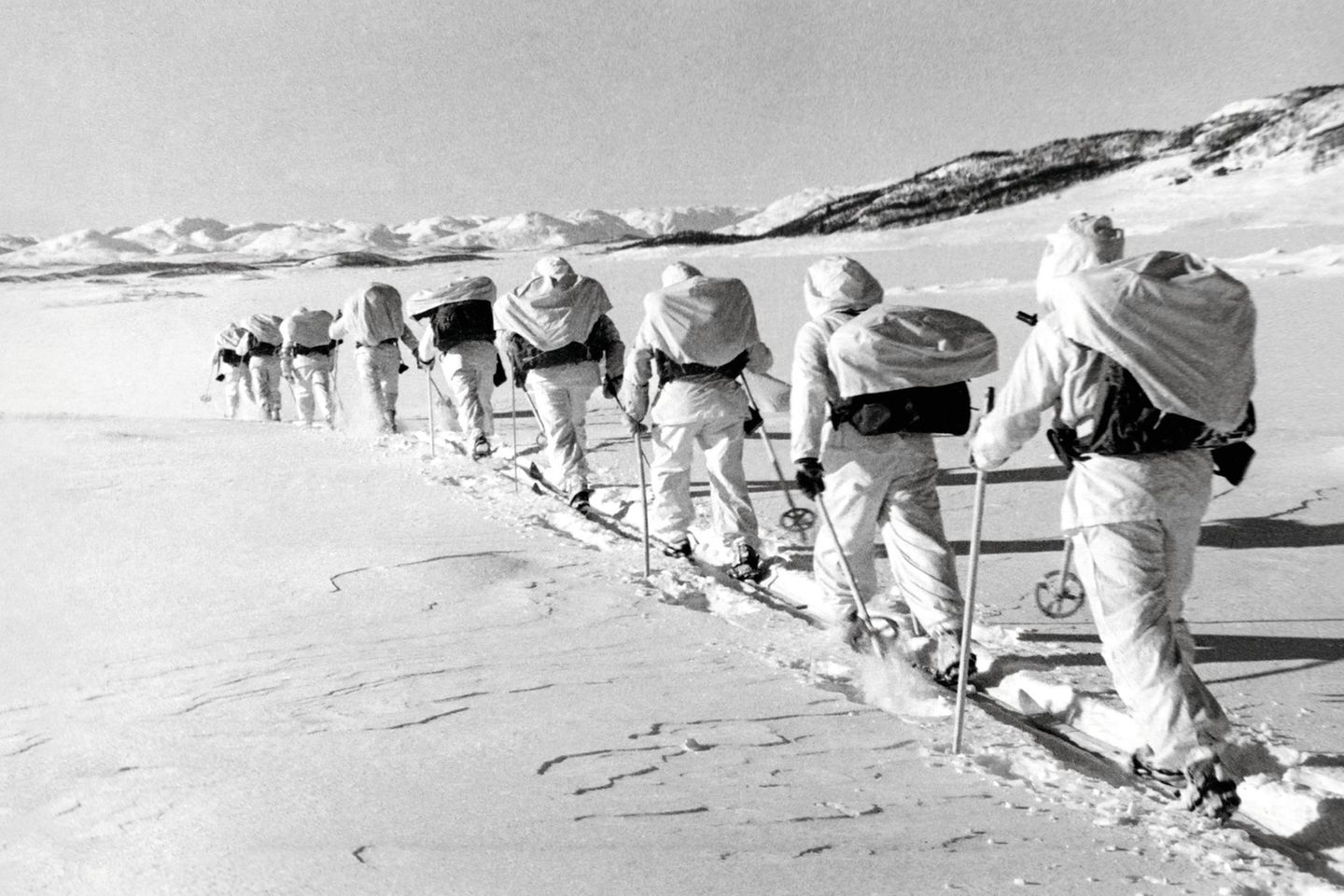 Auf Skiern ziehen Widerstandskämpfer durch Norwegen, um eine womöglich kriegswichtige Fabrik zu zerstören – nachgestellt für den Film "Kampf ums schwere Wasser" von 1948