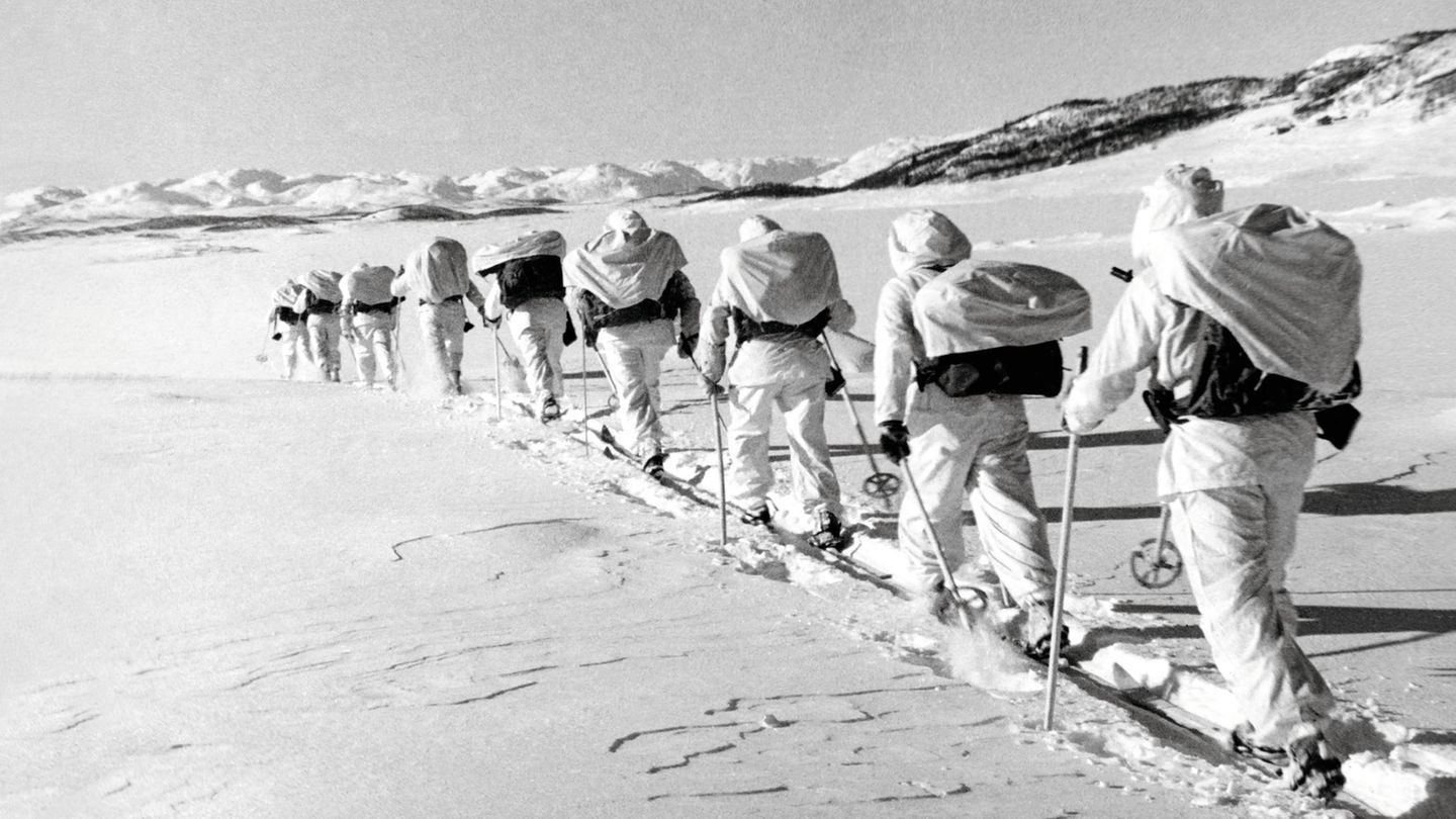 Auf Skiern ziehen Widerstandskämpfer durch Norwegen, um eine womöglich kriegswichtige Fabrik zu zerstören – nachgestellt für den Film "Kampf ums schwere Wasser" von 1948