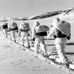 Auf Skiern ziehen Widerstandskämpfer durch Norwegen, um eine womöglich kriegswichtige Fabrik zu zerstören – nachgestellt für den Film "Kampf ums schwere Wasser" von 1948