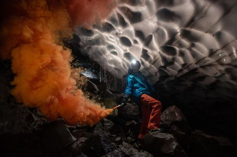Vulkan-Expedition: Klimaforscher Andreas Pflitsch testet in einer der Gletscherhöhlen des Vulkans Mount St. Helens, wie die Luftmassen durch die Gänge strömen. Sie tragen dazu bei, dass sich die Höhlen ständig verändern