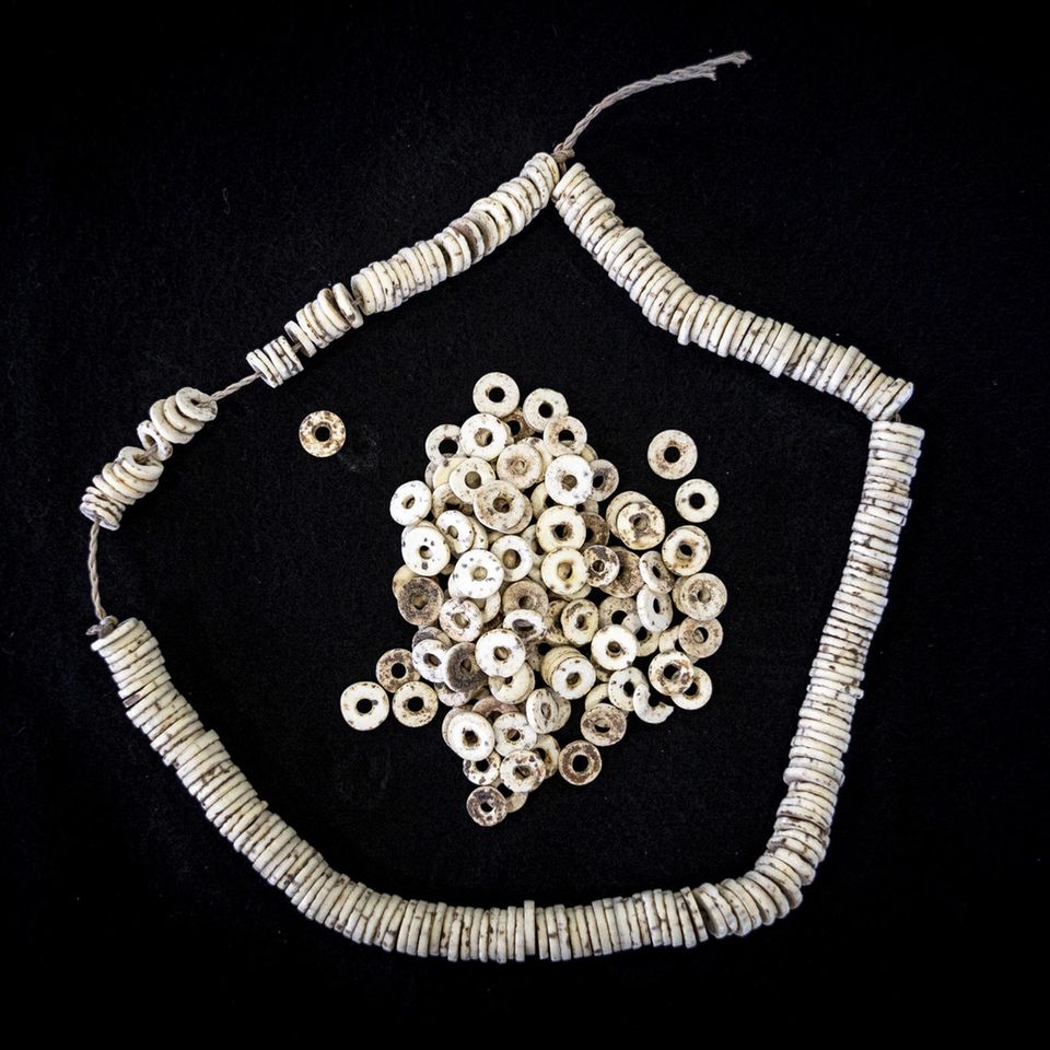 Eine Perlenkette aus modernen Straußeneierschalen aus Ostafrika