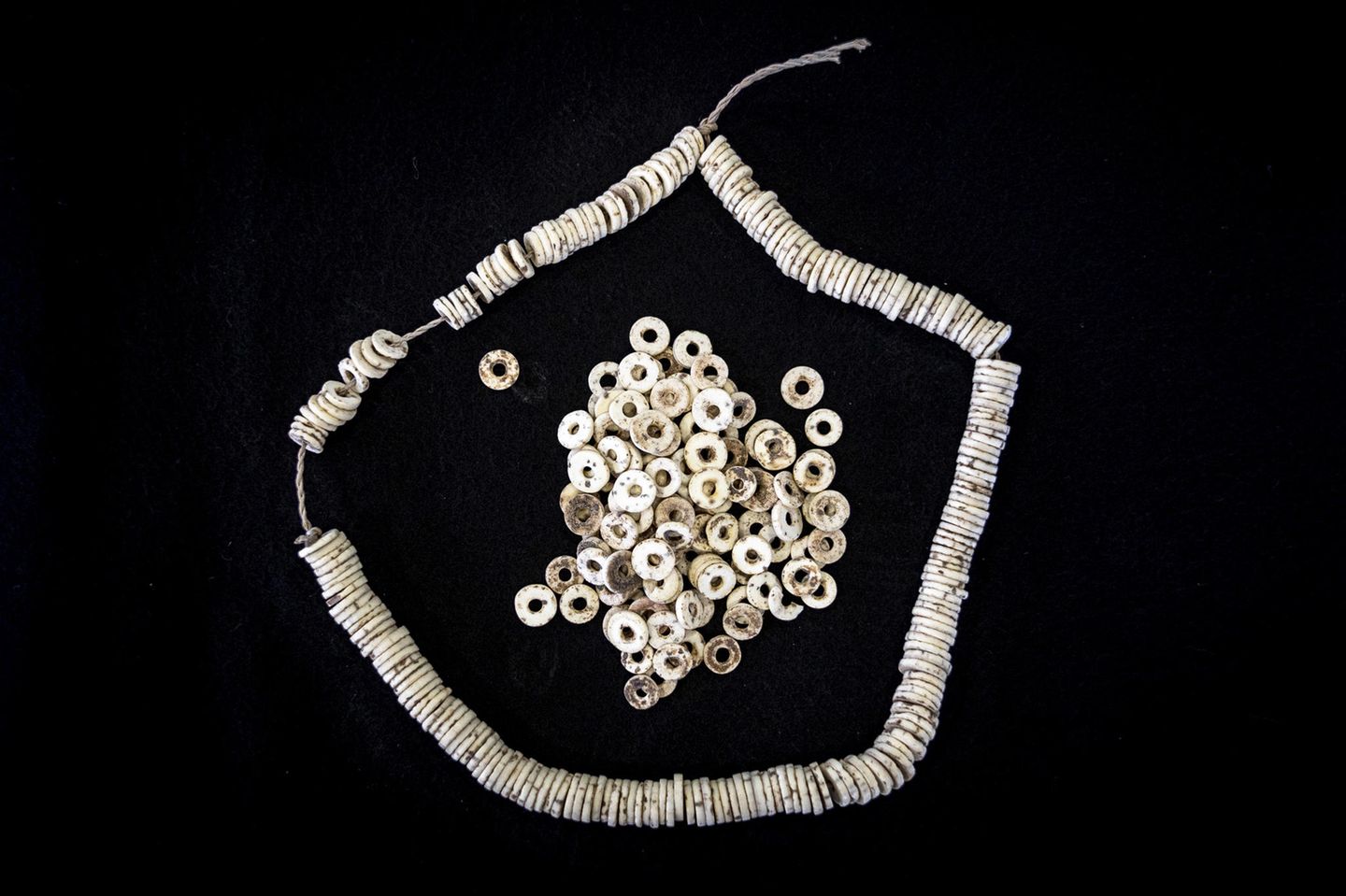 Eine Perlenkette aus modernen Straußeneierschalen aus Ostafrika