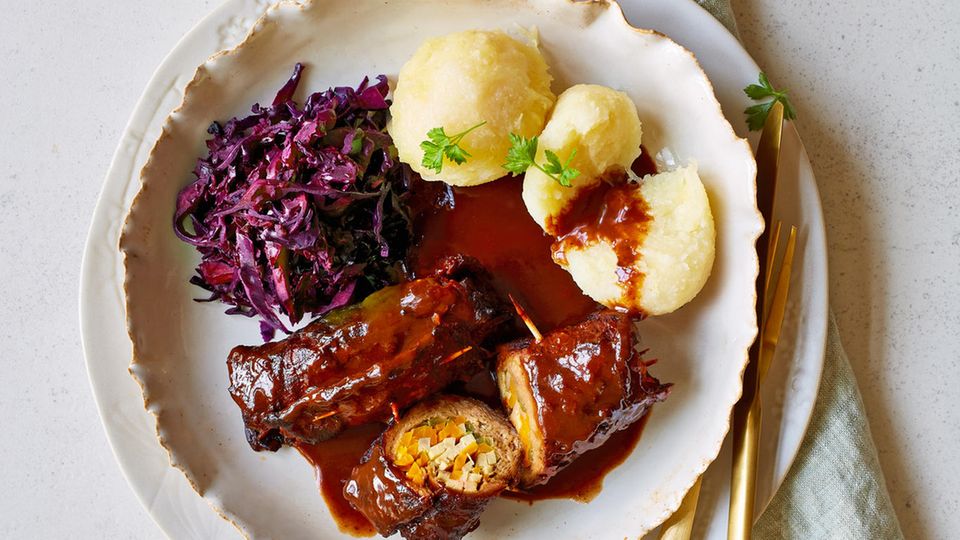 Festliche Rouladen mit Blaukraut und Kartoffelknödeln