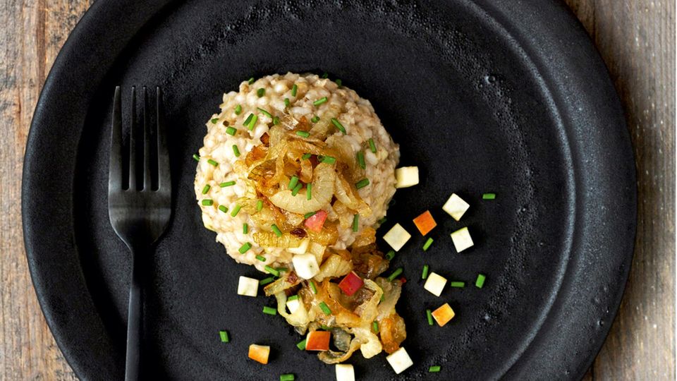 Getreiderisotto mit Apfel und geschmolzenen Zwiebeln