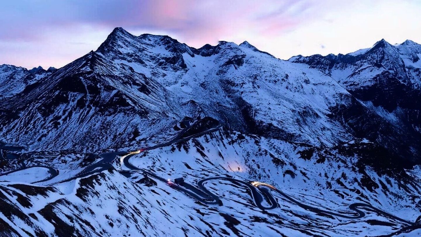 21.12.2021      "Blick auf die Hochalpenstraße, Edelweißspitze."      Ort: Großglockner  Kamera: Lumix —DMC— FZ 1000 , Leica 25mm — 400 mm