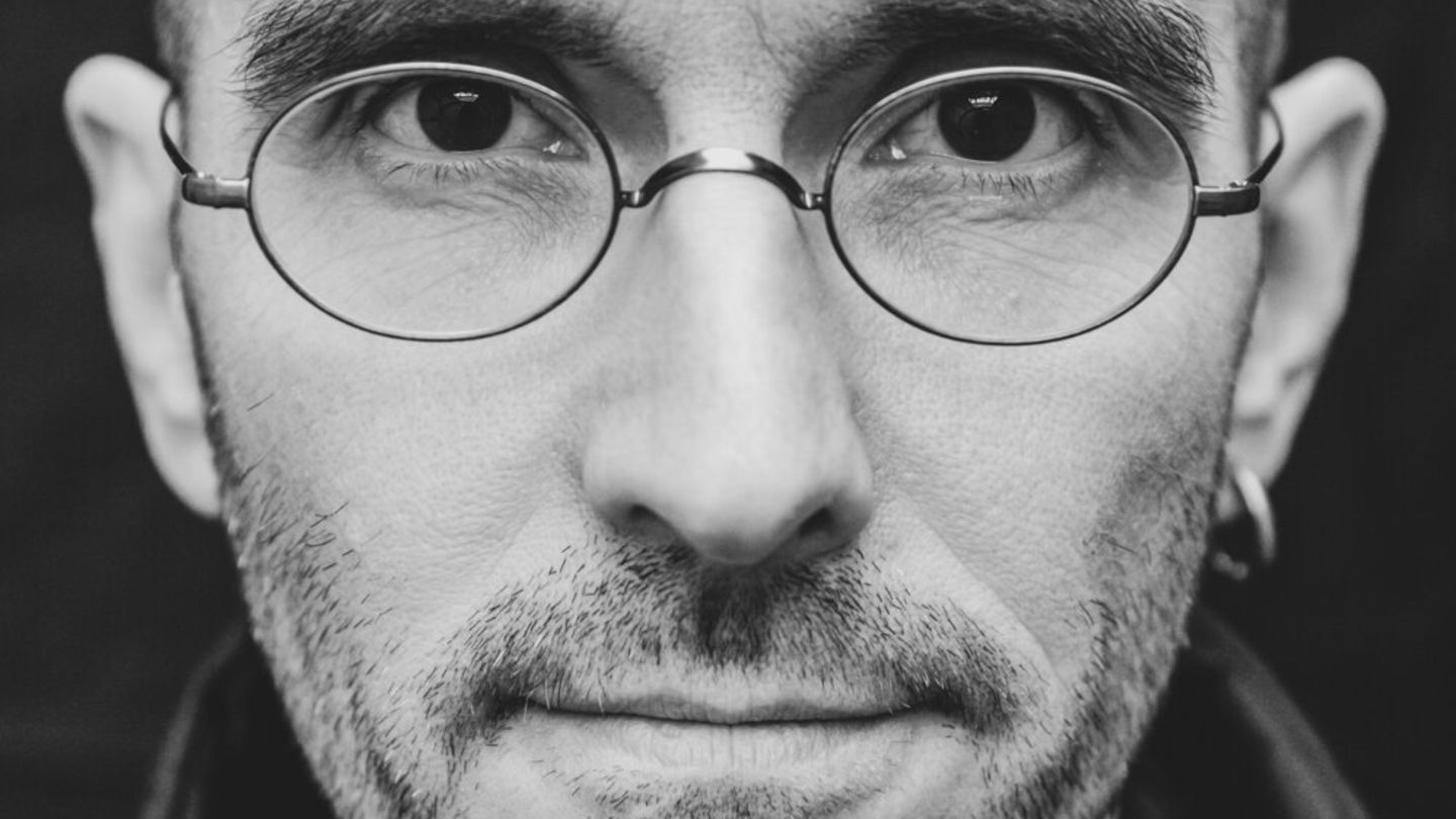 Mark Benecke ist nicht nur Kriminalbiologe. Er ist auch Buchautor, Wissensvermittler, Schauspieler, Politiker und vieles mehr
