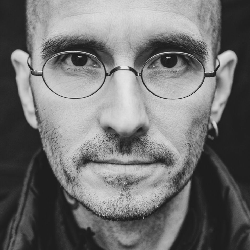 Mark Benecke ist nicht nur Kriminalbiologe. Er ist auch Buchautor, Wissensvermittler, Schauspieler, Politiker und vieles mehr