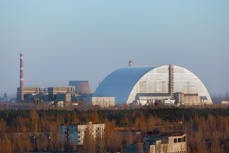 Seit 2017 schützt eine Stahlhülle die strahlenden Reste des Unglücksreaktors in Tschernobyl