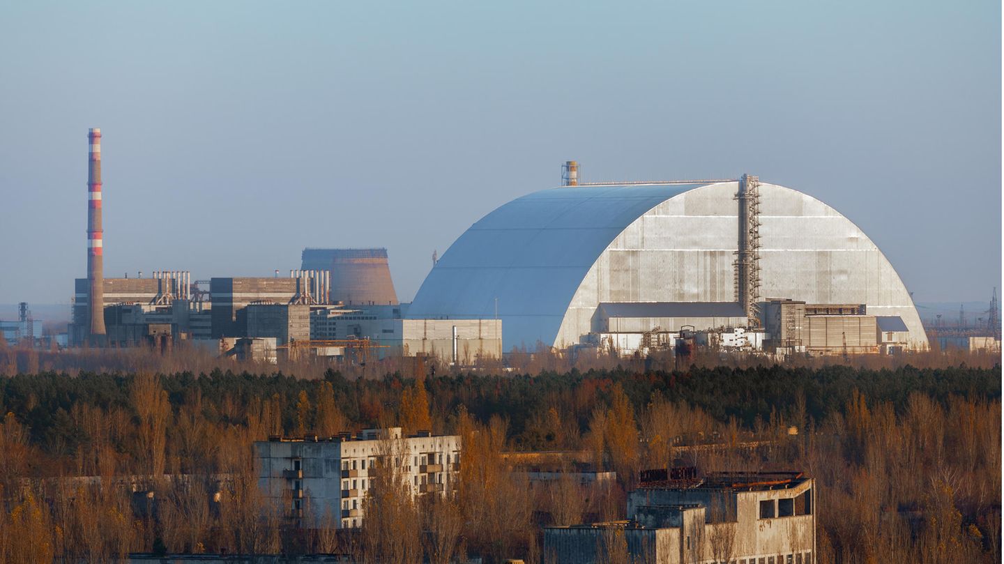 Seit 2017 schützt eine Stahlhülle die strahlenden Reste des Unglücksreaktors in Tschernobyl