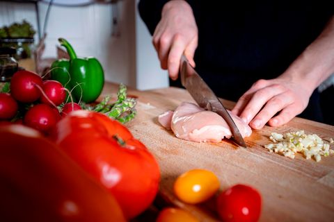 In vielen Haushalten wird an Weihnachten und Silvester aufgetischt. Doch bei bestimmten Gerichten ist Vorsicht geboten. Es geht um giftiges Blei und Durchfallerreger