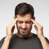 Mann hat Kopfschmerzen