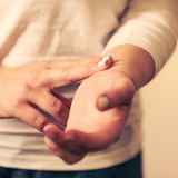 Frau fühlt ihren Puls