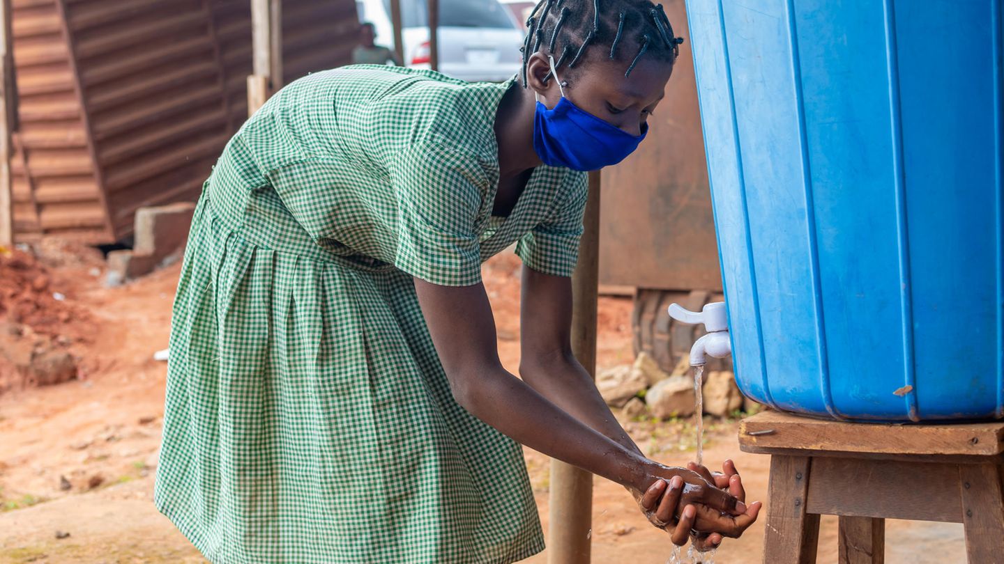 In afrikanischen Ländern südlich der Sahara verfügt nur etwa jede zweite Schule über einen Zugang zu Trinkwasser