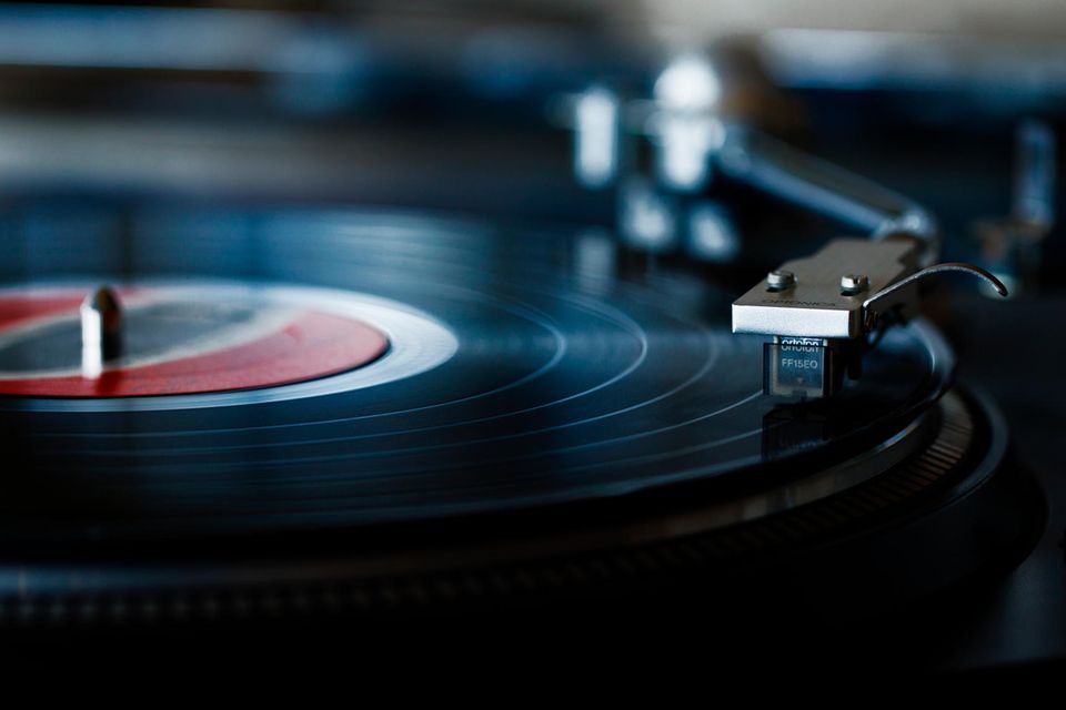 Zeit für die Seele: Warum das Hören von Schallplatten wie Meditation wirkt: eine Liebeserklärung ans Vinyl