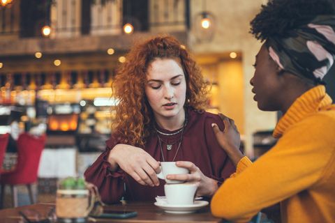 Freundinnen sprechen im Café