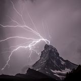 29.12.2021  "Gewitter am weltberühmten Matterhorn"  Kamera: Canon EOS 5D Mark IV / Objektiv: Canon EF 24-105mm f/4.0  Mehr Fotos von Sandra Casutt 