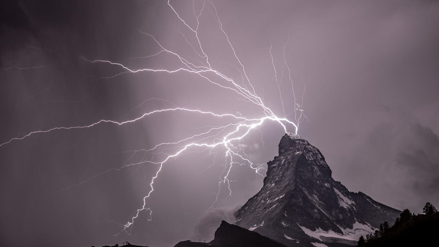 29.12.2021  "Gewitter am weltberühmten Matterhorn"  Kamera: Canon EOS 5D Mark IV / Objektiv: Canon EF 24-105mm f/4.0  Mehr Fotos von Sandra Casutt 