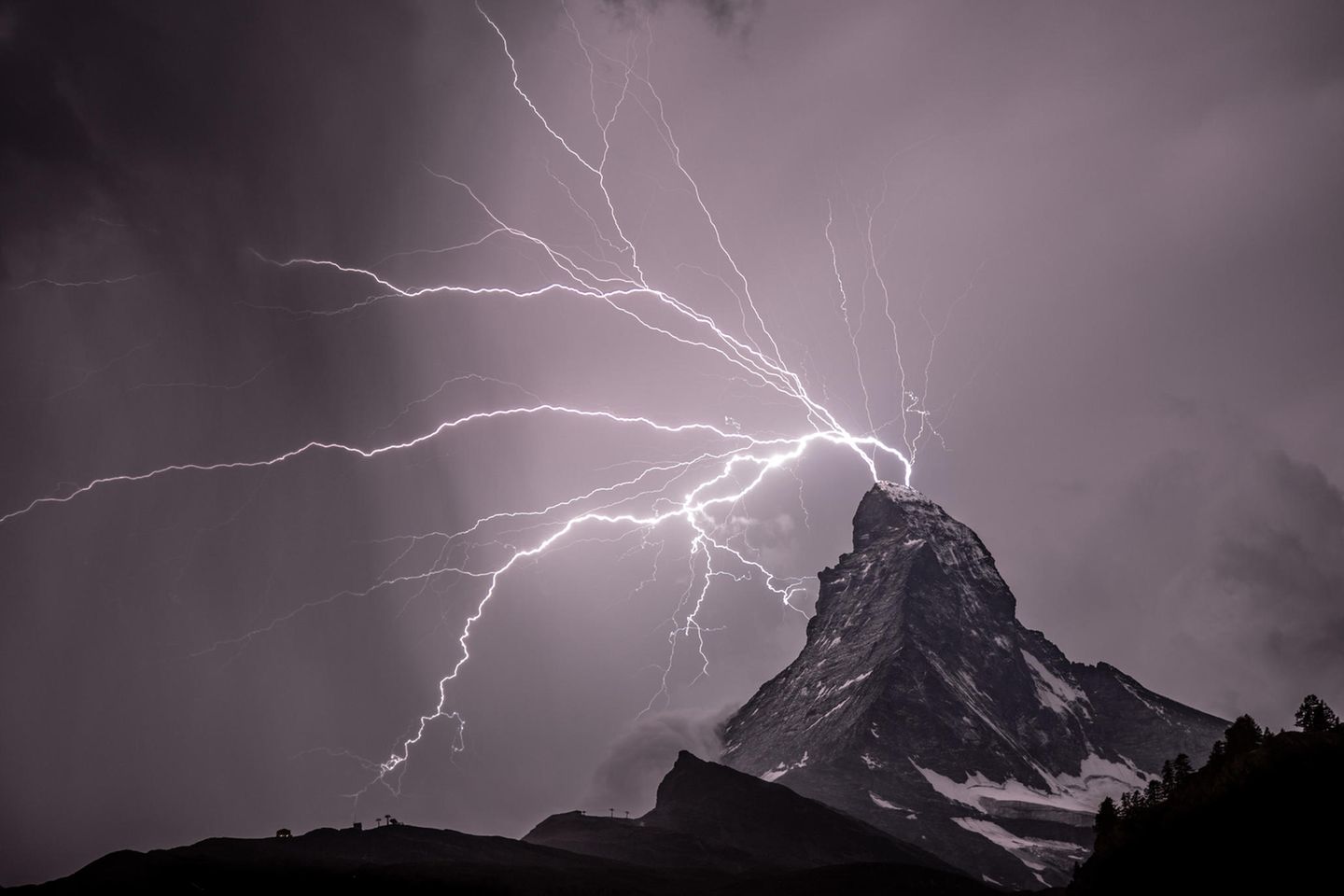 GEO LESERFOTO: 29.12.2021 "Gewitter am weltberühmten Matterhorn" Kamera: Canon EOS 5D Mark IV / Objektiv: Canon EF 24-105mm f/4.0 Mehr Fotos von Sandra Casutt 29.12.2021 "Gewitter am weltberühmten Matterhorn" Kamera: Canon EOS 5D Mark IV / Objektiv: Canon EF 24-105mm f/4.0 Mehr Fotos von Sandra Casutt