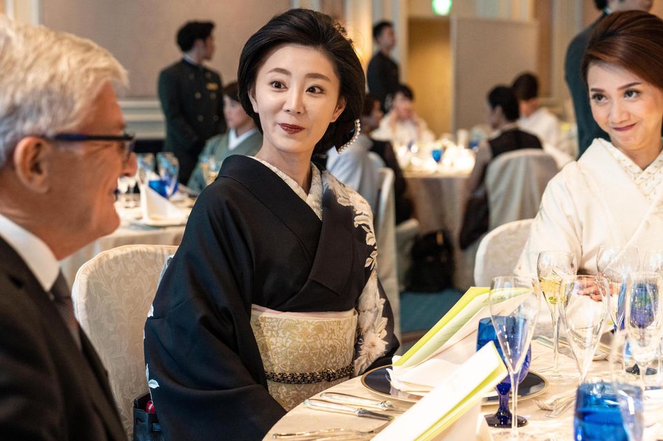 Auf einer Gala in Osaka sucht Kellermeister Hervé Deschamps das Gespräch mit den Managerinnen japanischer Geisha-Bars. Diese verehren den Franzosen wie einen Star