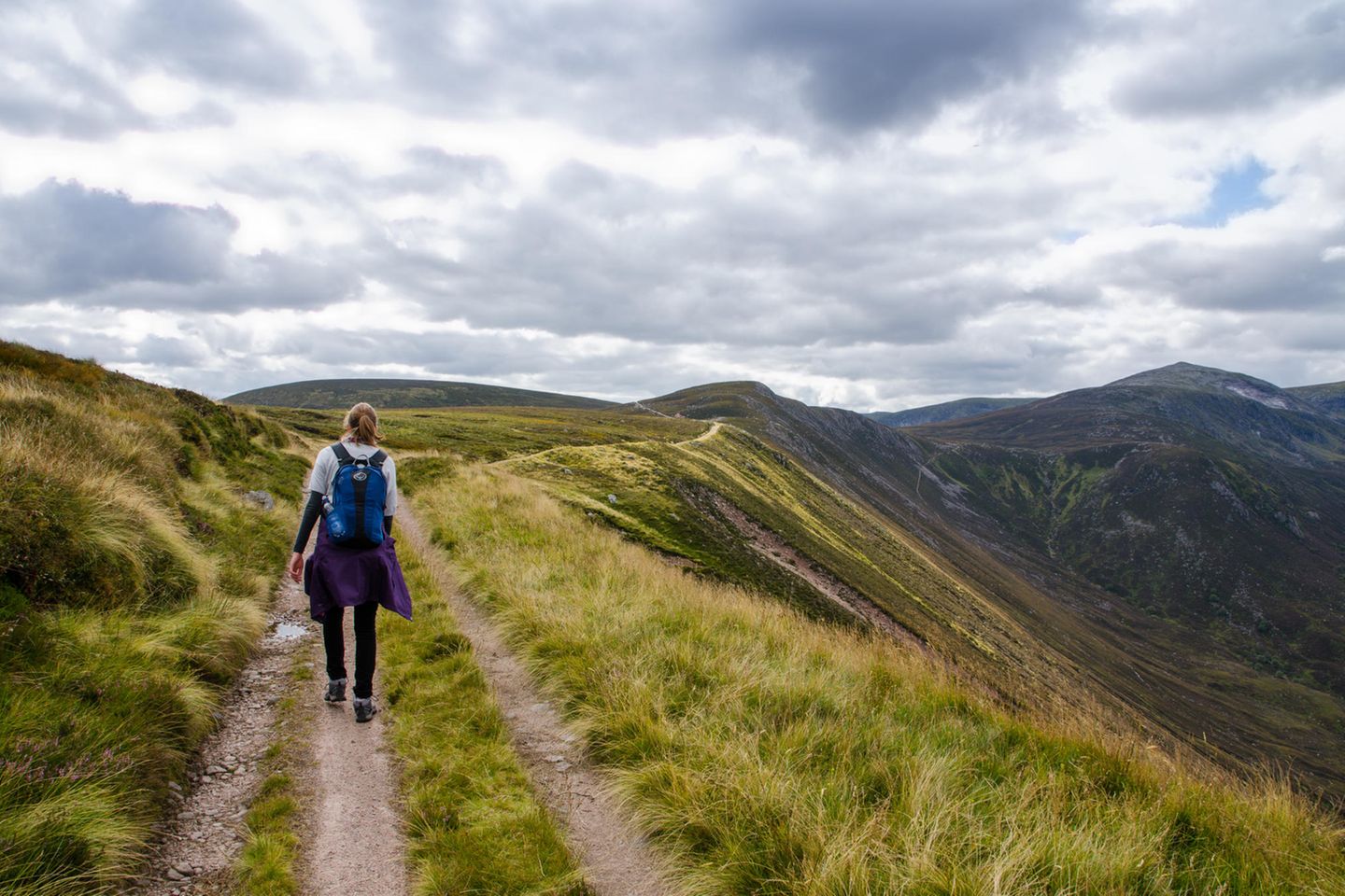 Wanderin in den Highlands im Cairngorms Nationalpark