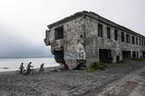 Klimawandel: Halbinsel Kamtschatka: Seit den 1970er-Jahren hat das Meer einen Großteil der Ortschaft Oktyabrsky zerstört